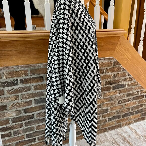 Classic Black and White Houndstooth Pattern Cape/Poncho/Shawl - Picture 5 of 9